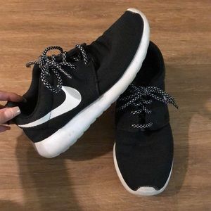Nike Women’s Roshe Run Sneakers- black and white